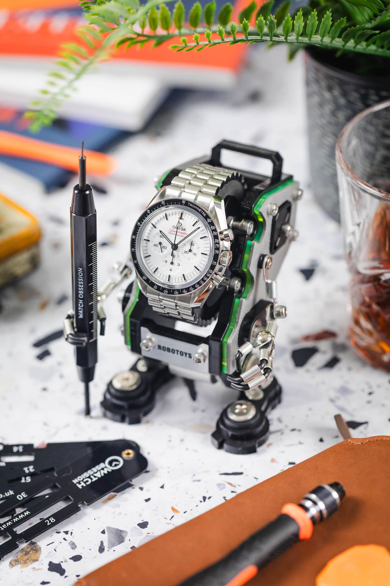 ROBOTOYS - DAVE - SAFFIANO SILVER - Apple & Galaxy Watch Charger