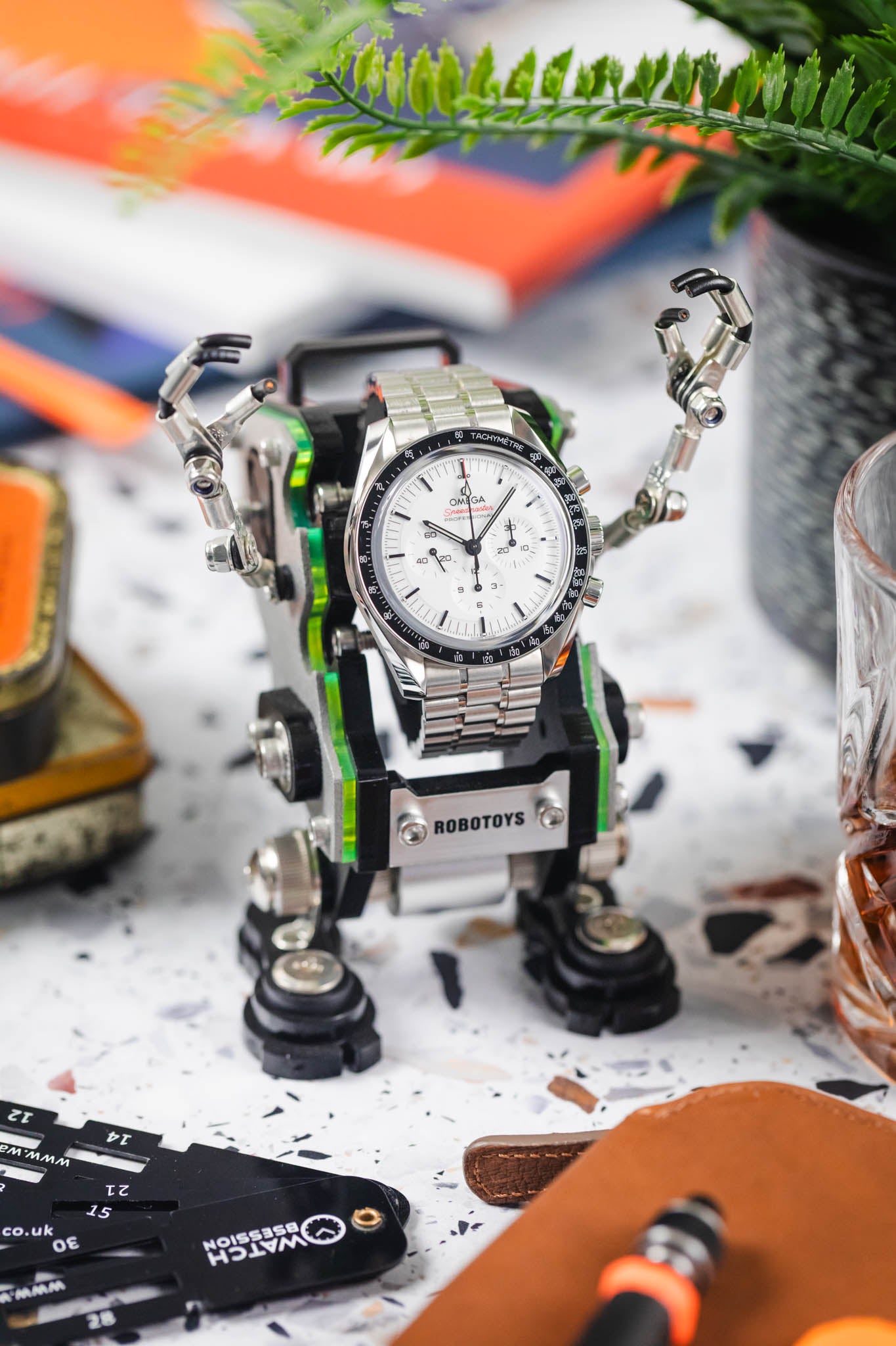 ROBOTOYS - DAVE - SAFFIANO SILVER - Apple & Galaxy Watch Charger