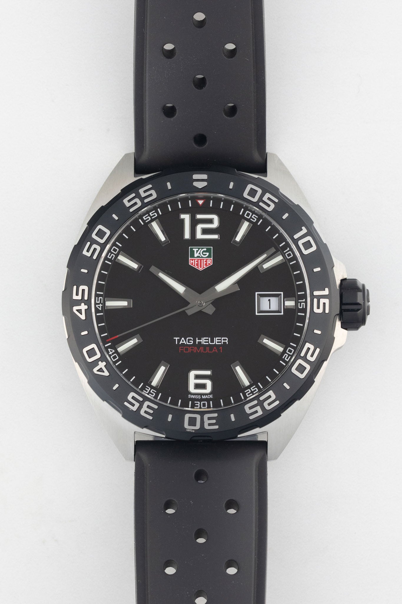 A high-resolution, direct front-facing studio shot of the watch against a white background, clearly showing the black unidirectional bezel with silver 60-minute markings.